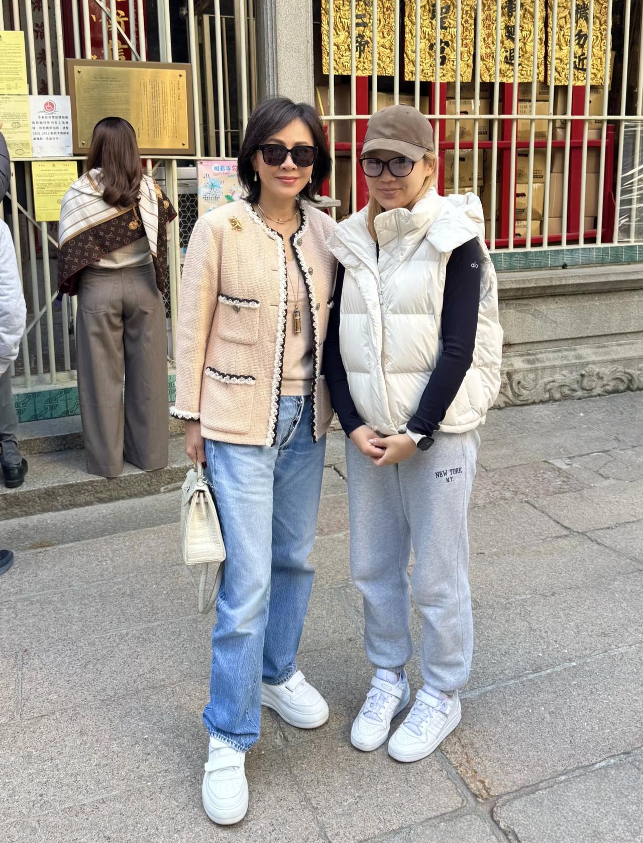 1月2日，刘嘉玲前往香港文武庙上香祈福，她拎着名牌包，穿着价值12万人民币的外套