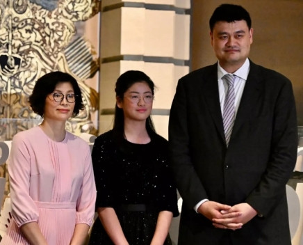 一次，有人问叶莉：“嫁给姚明是什么样的体验？”叶莉捂嘴玩笑道：“睡觉前，必须要在