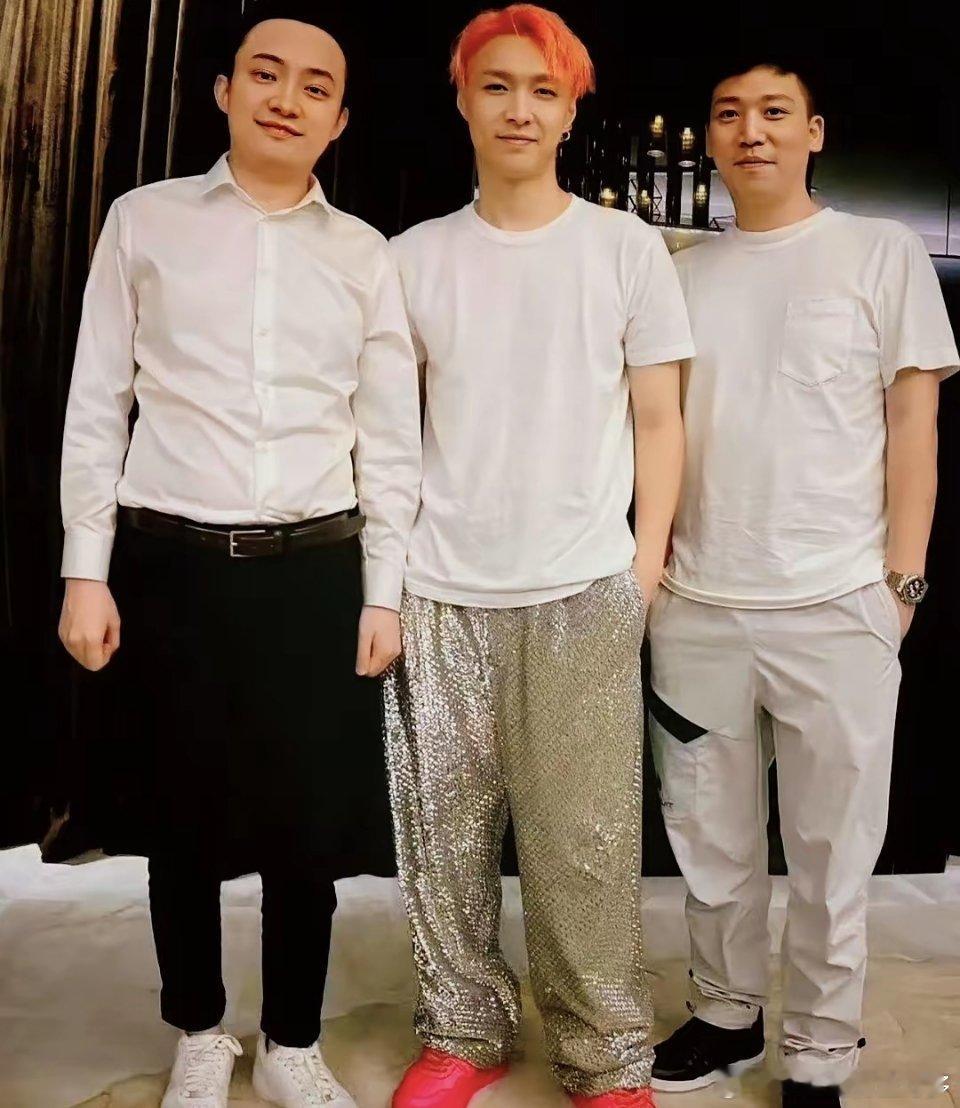 张艺兴和孙宇晨拍的这张合照，据说是2022年海外演唱会，他还穿着亮闪闪的裤子没换