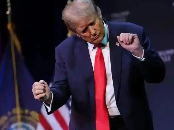 特朗普拉丁裔票仓崩盘，支持率暴跌18%至28%，昔日46%铁杆选民为何果断抛弃？