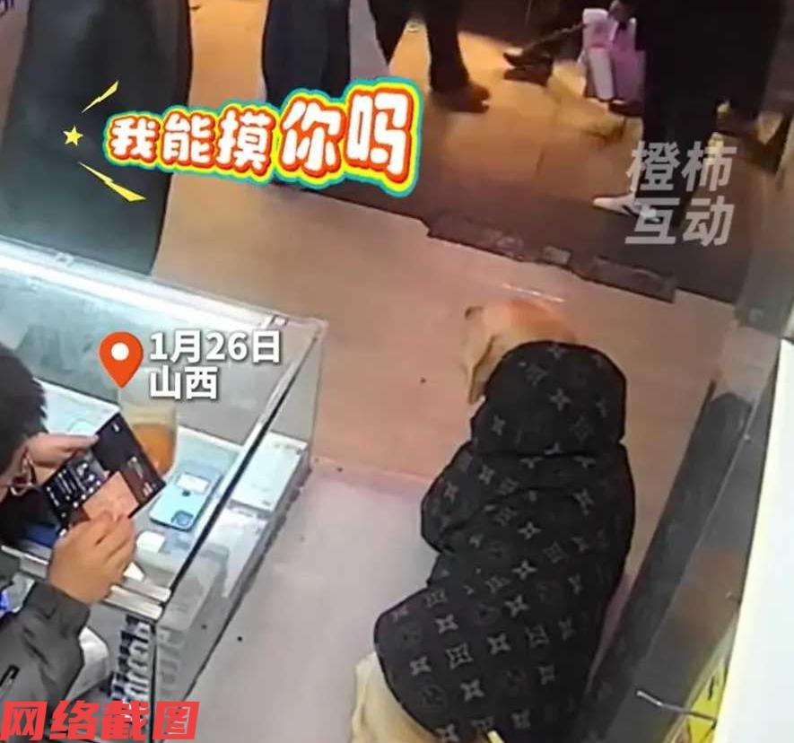 山西太原有流浪汉大叔走在一家店门前，看到这里有小狗觉得非常可爱，不由自主伸手去触