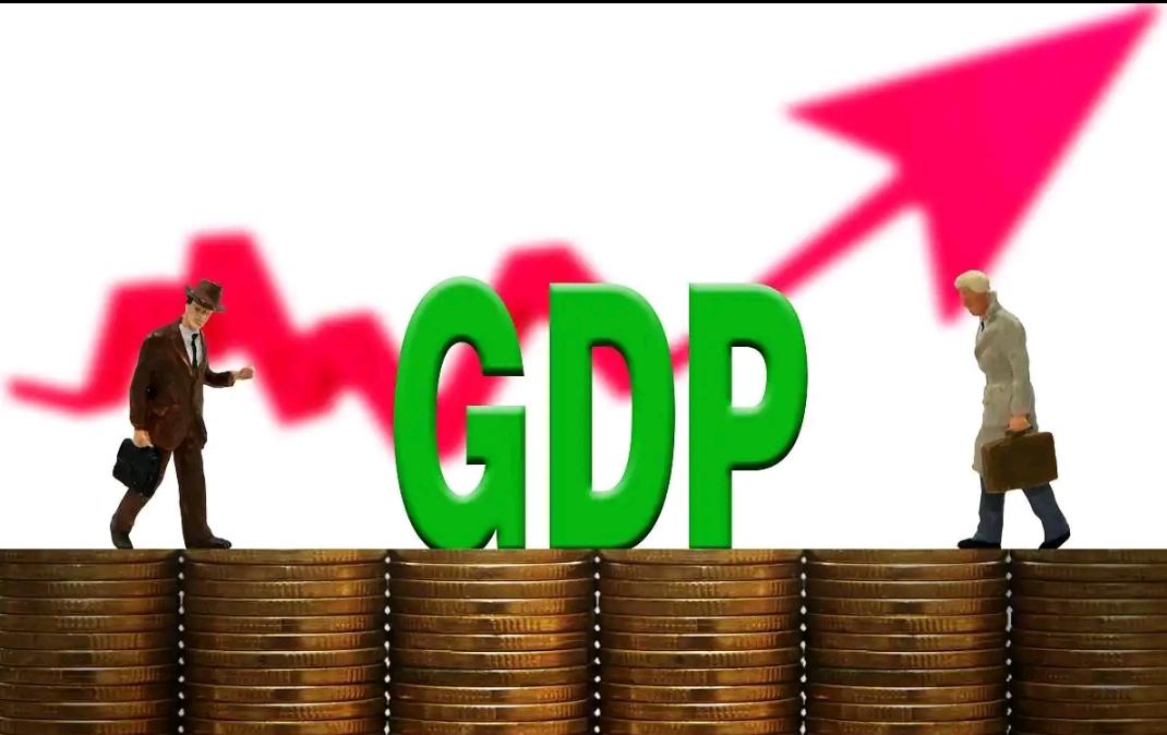 按刚公布的中美2025年GDP值，中国还要多少年才能赶上美国。按当前名