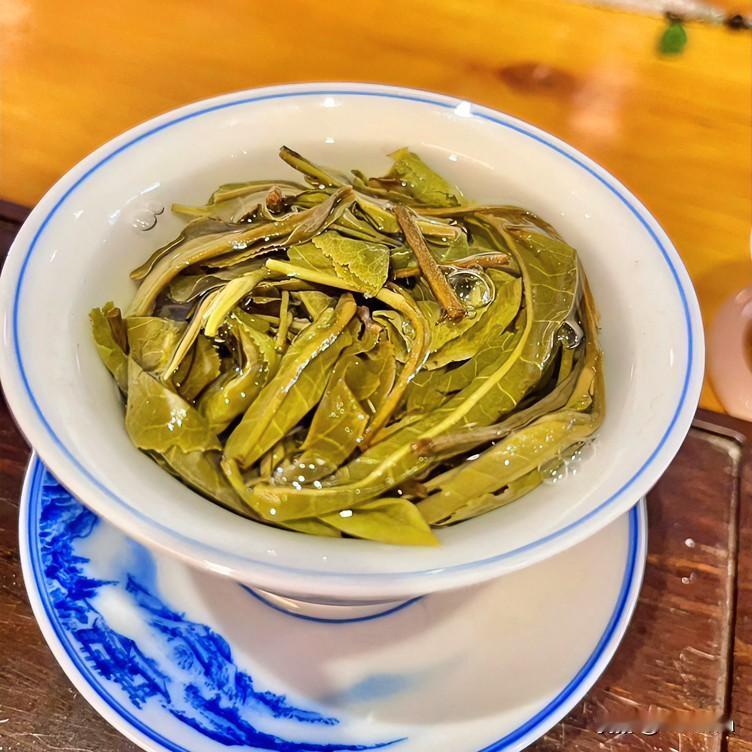 绿茶的香，最是迷人尤其是热嗅的瞬间满满都是春天浓烈的气息仿佛把整个世界都揽