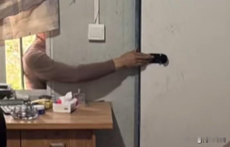 家门被“堵死”！凶手竟是一根笋男子一周没回家，一开门直接懵了——门死活打不