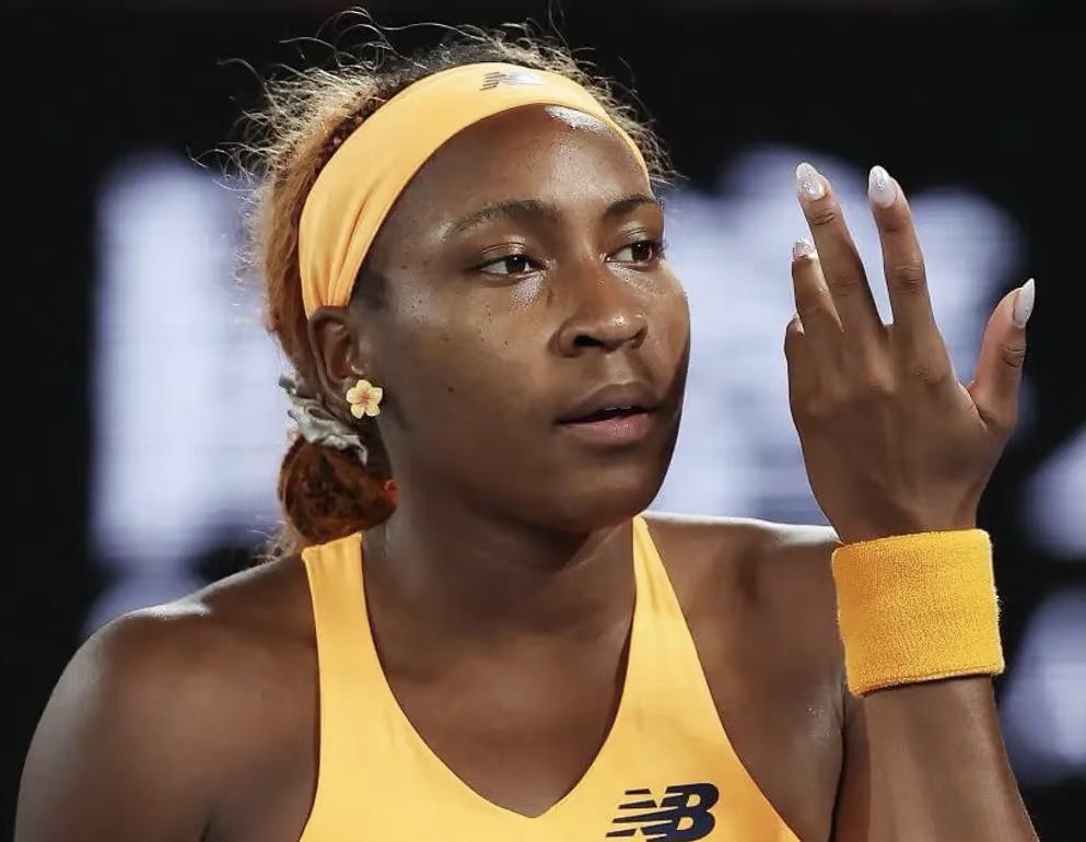 估计很多网友都发现了，高芙输给斯维托丽娜后，下场以后的第一件事就是出去找