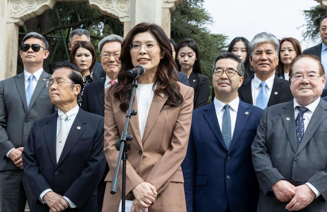 震撼！郑丽文访陆第3天爆出四大重磅收获，台湾岛内风向180度大转弯，和平之声彻底