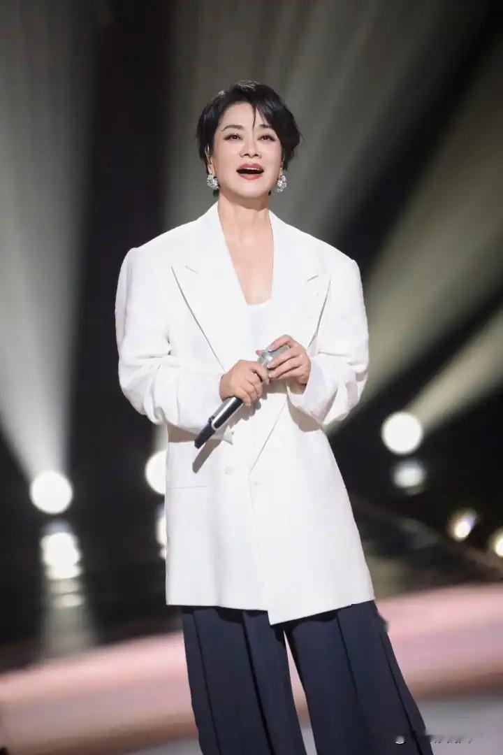 毛阿敏的一女一儿：女儿，解丰鸣，2004年出生，今年19岁，在美国学习艺术设