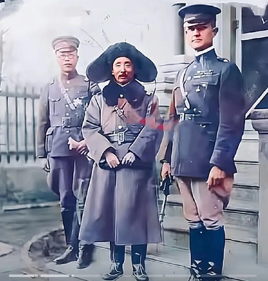20年代，张作霖视察天津驻军时与美国士兵在火车前的一张留影