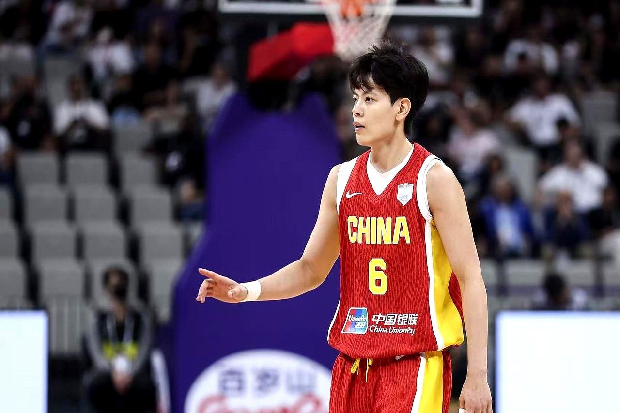 我靠！开场被巴西干到13比4，中国女篮居然末节死咬双杀，豪取4连胜！刘禹彤替