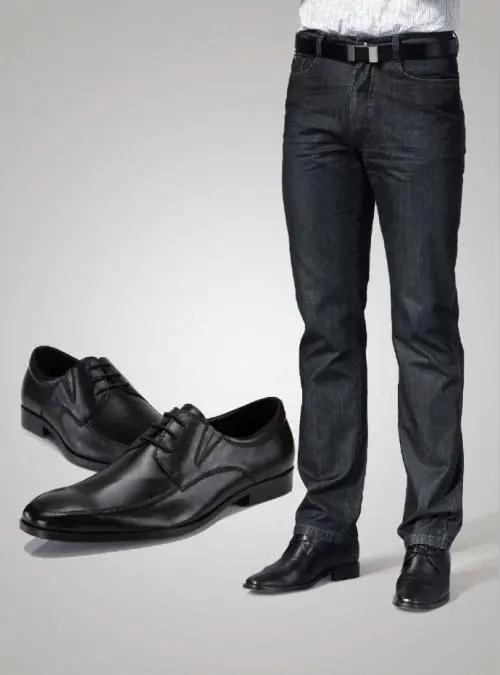 现在穿皮鞋的不多了，穿运动鞋的多了，在十几年前穿皮鞋的人很多，都以穿皮鞋为荣，穿