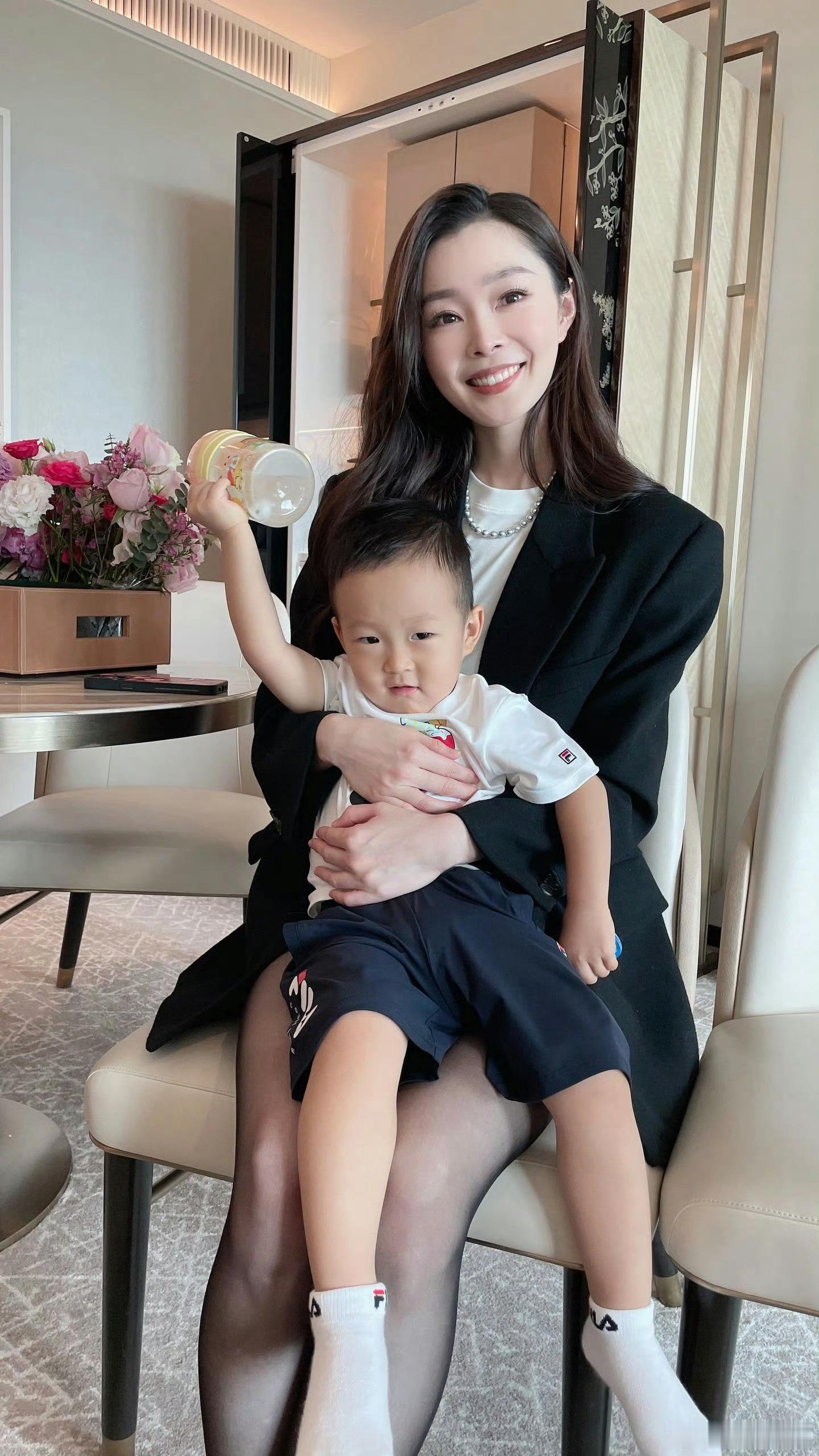 宋轶一口气吃21块炸鸡宋轶黑丝合集​​​