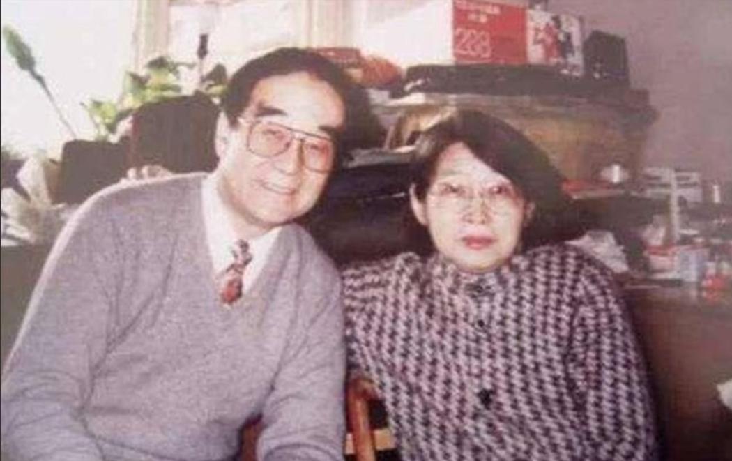 1960年，孔令华带着女朋友回家见父母，把孔从洲吓坏了，他颤抖着问儿子：你知道她