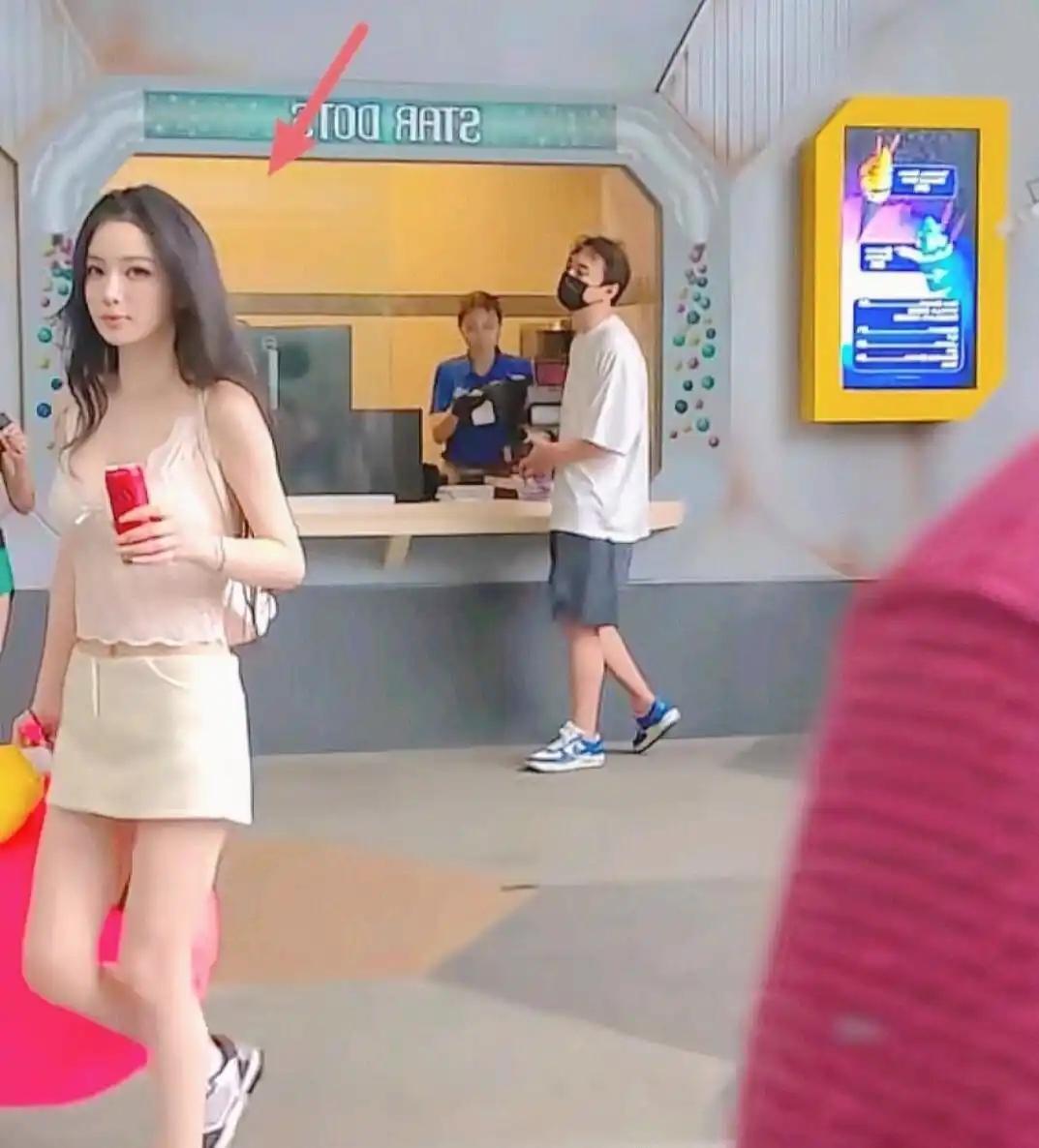 39岁王思聪和女友懒懒在新加坡旅游，他打扮干净清爽似少年，状态年轻十岁