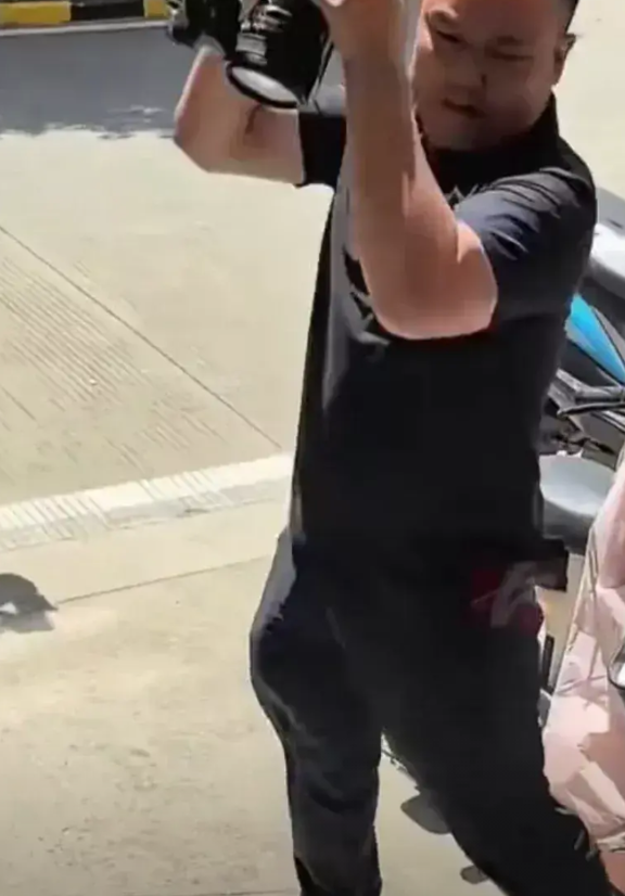 砸坏记者摄像机的线缆厂老板，可能要面临以下3个窘境：1、拘留并罚款：以目前官方