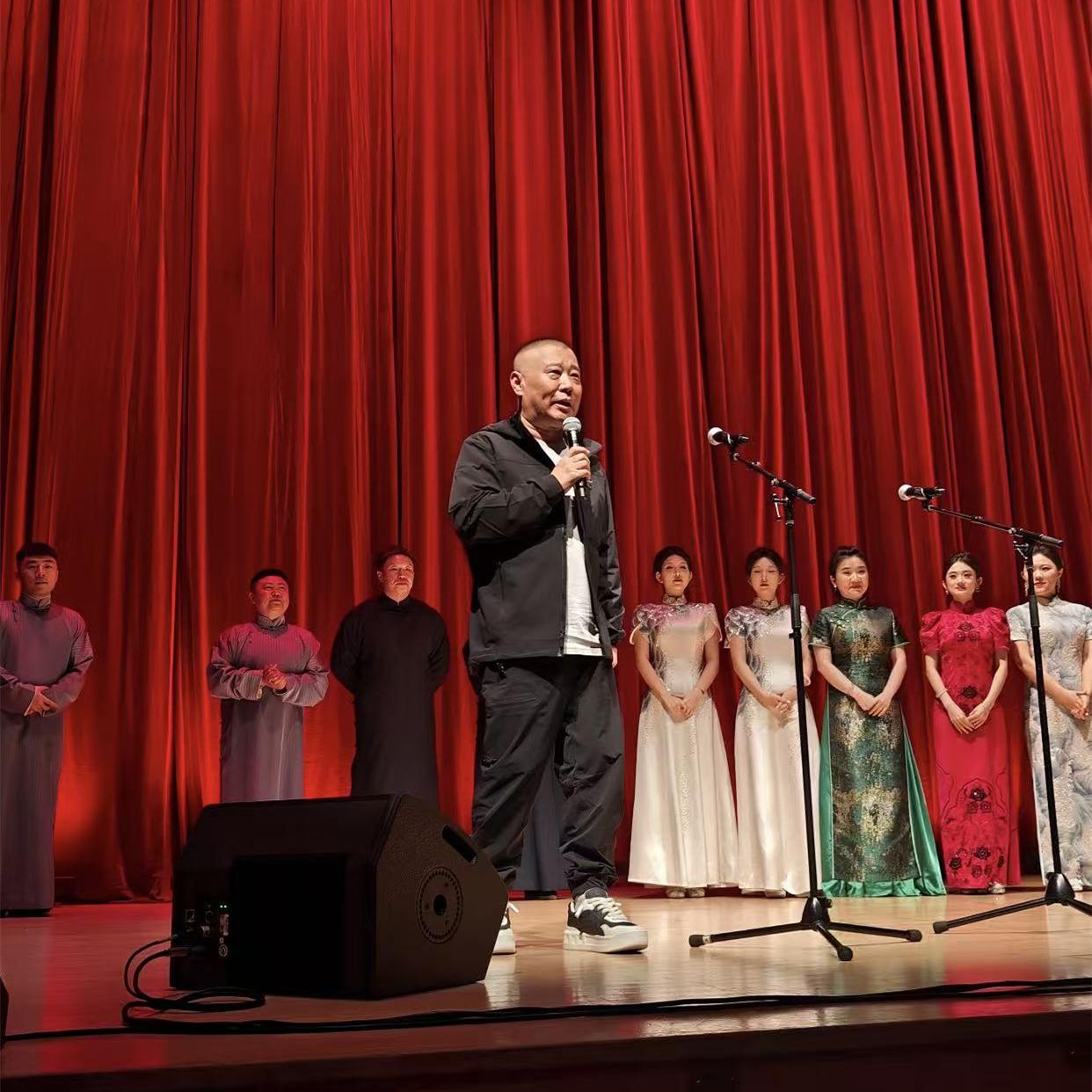 德云鼓曲社澳洲首演圆满成功，郭德纲登台献唱，栾云平主持，烧饼、张九南是助演！德云