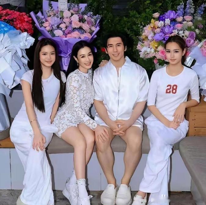 55岁的钟丽缇瘦到认不出，俩女儿站旁边，评论区直接炸了​