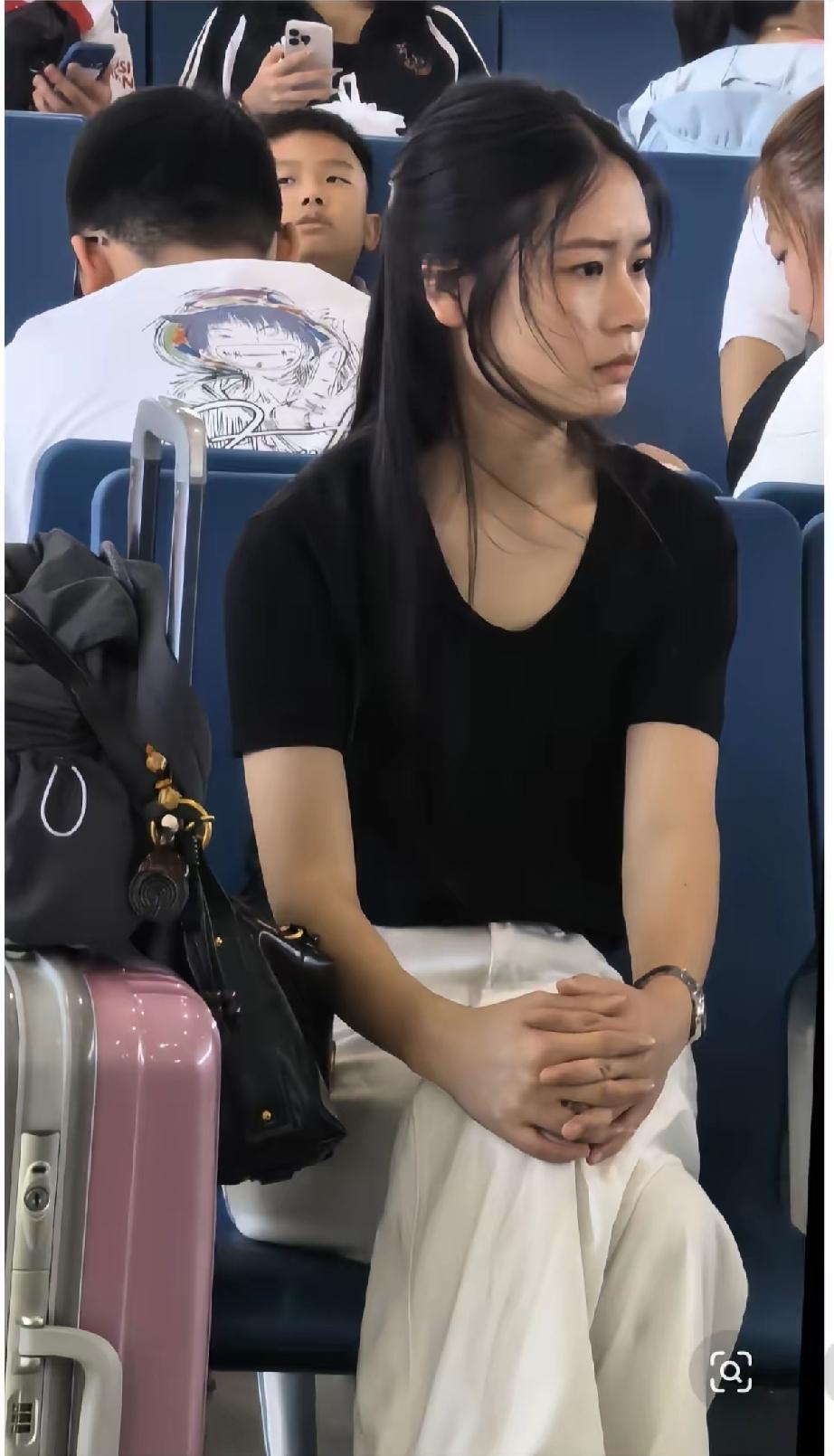 高铁上碰到的，素颜美女天花板！