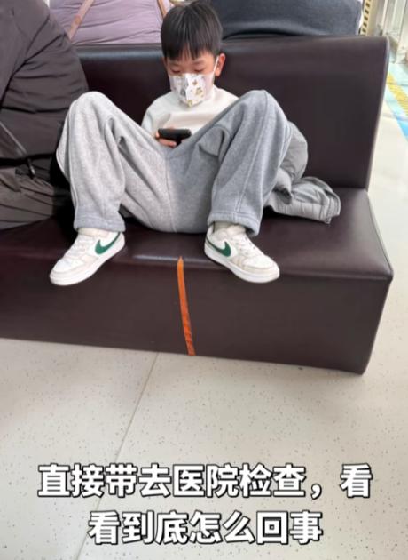 ICU病房的门紧闭着，门外是瘫坐在长椅上、悔恨与恐惧交织的父母。他们怎么也想不到