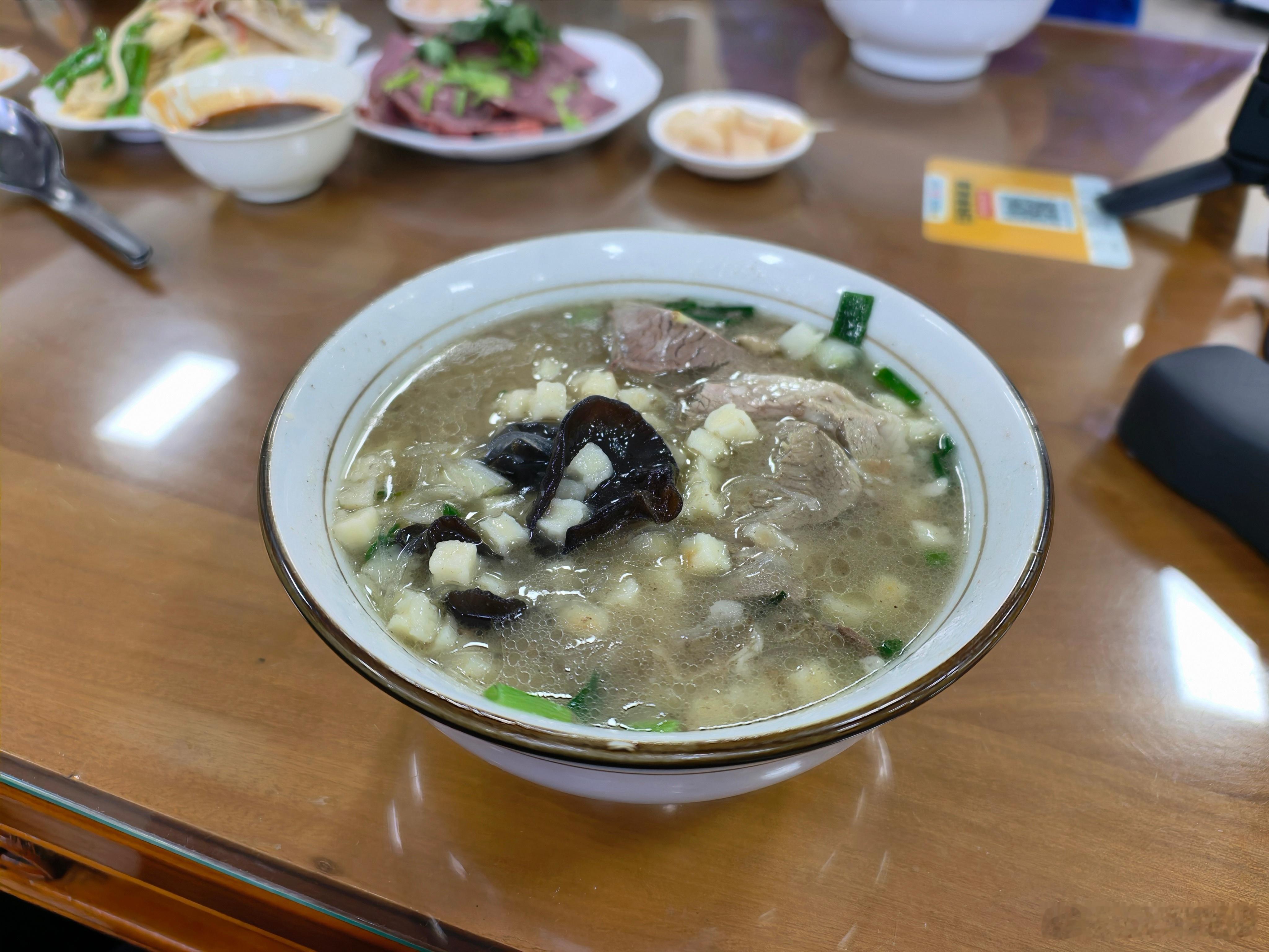 羊肉泡馍的碗属实是有点深不可测了，太能装了，越吃越多西安