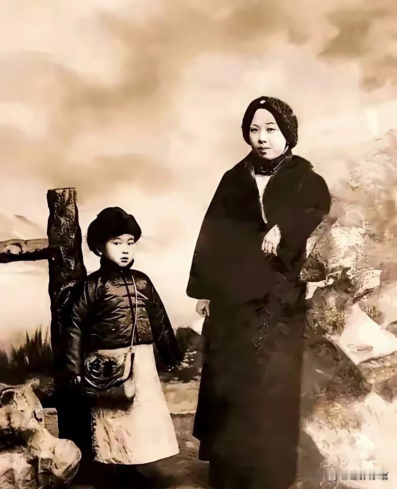 1917年北京，六岁钱学森与母亲章兰娟的绝版老照片。章兰娟出身书香世家，是钱学森