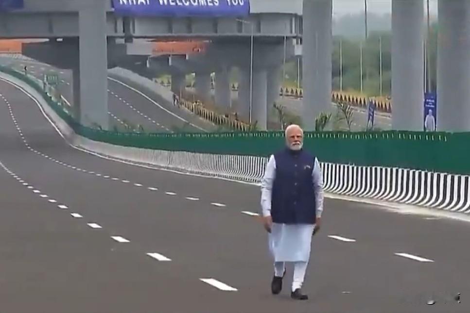 莫迪老仙儿“肉眼扫描”检测高速公路质量。印度总理在安德拉邦的一条新建的高速公