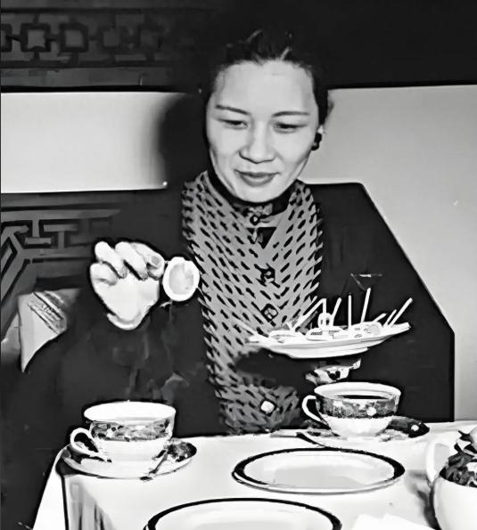 民国时期，宋美龄的一顿早餐，够前线吃半年？民国四大家族到底有多贪？打开社交