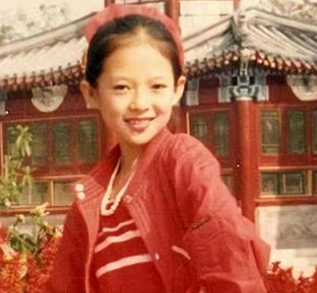 章子怡的清冷少女感，不是幼态甜妹那种少年，是倔强，疏离带着韧劲的清好冷少女。