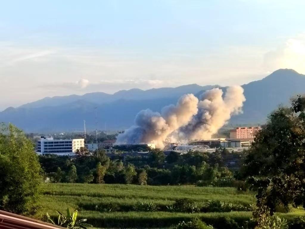 缅甸军政府同盟克伦边防军持续打击妙瓦底KK园区，部分园区建筑物被摧毁。该园区距离