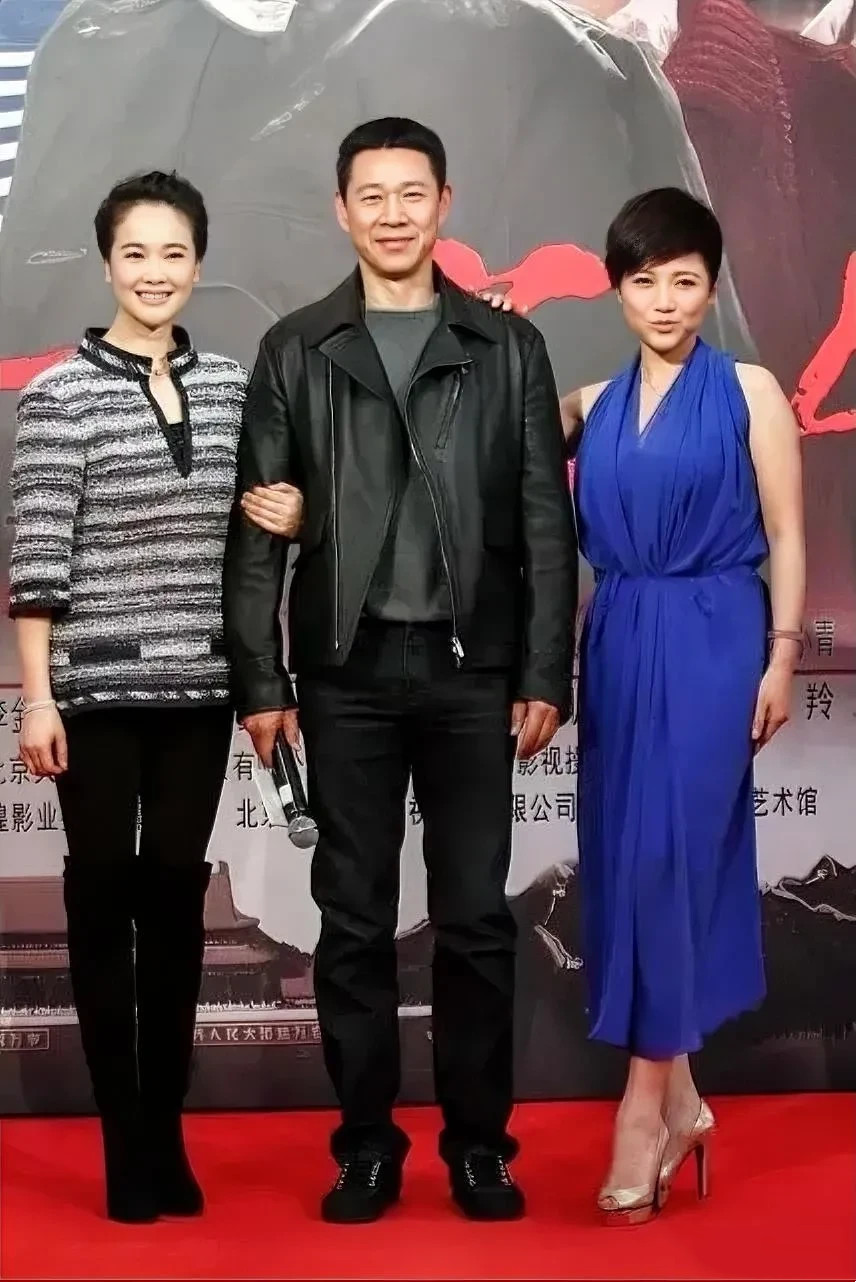 左边这个是左小青，中间的是张丰毅，这右边穿蓝裙子的是谁？她戏演的特别好，可就是很