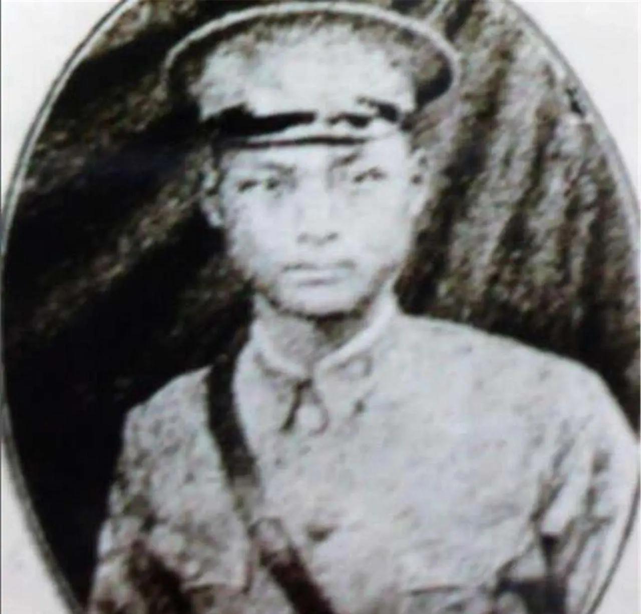 1935年，蒋介石接到前线电报，说郭汝栋又追上红军了，又没打——他气得把电报摔在