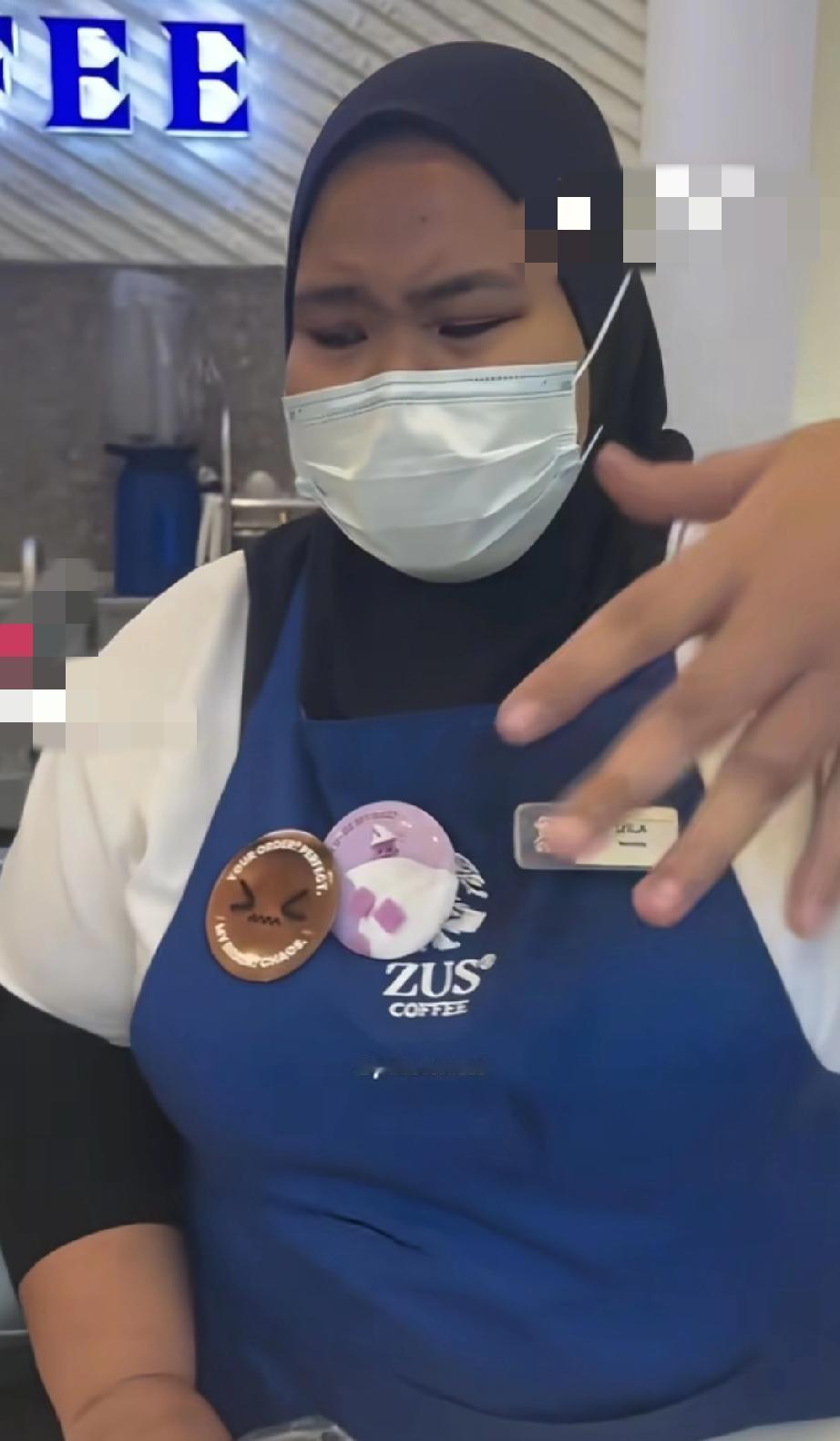 马来西亚，一名中国女子在连锁咖啡店ZUSCoffee内与工作人员发生争执，随后