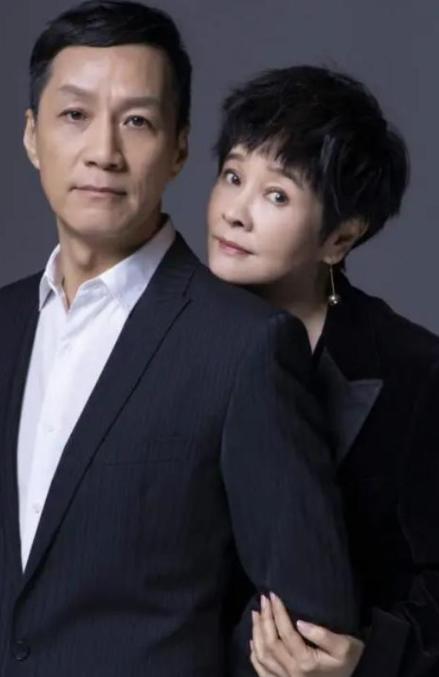 演员冯远征说：“我在四十出头的时候，突然后悔做丁克了，然后跟我老婆梁丹妮念叨，没