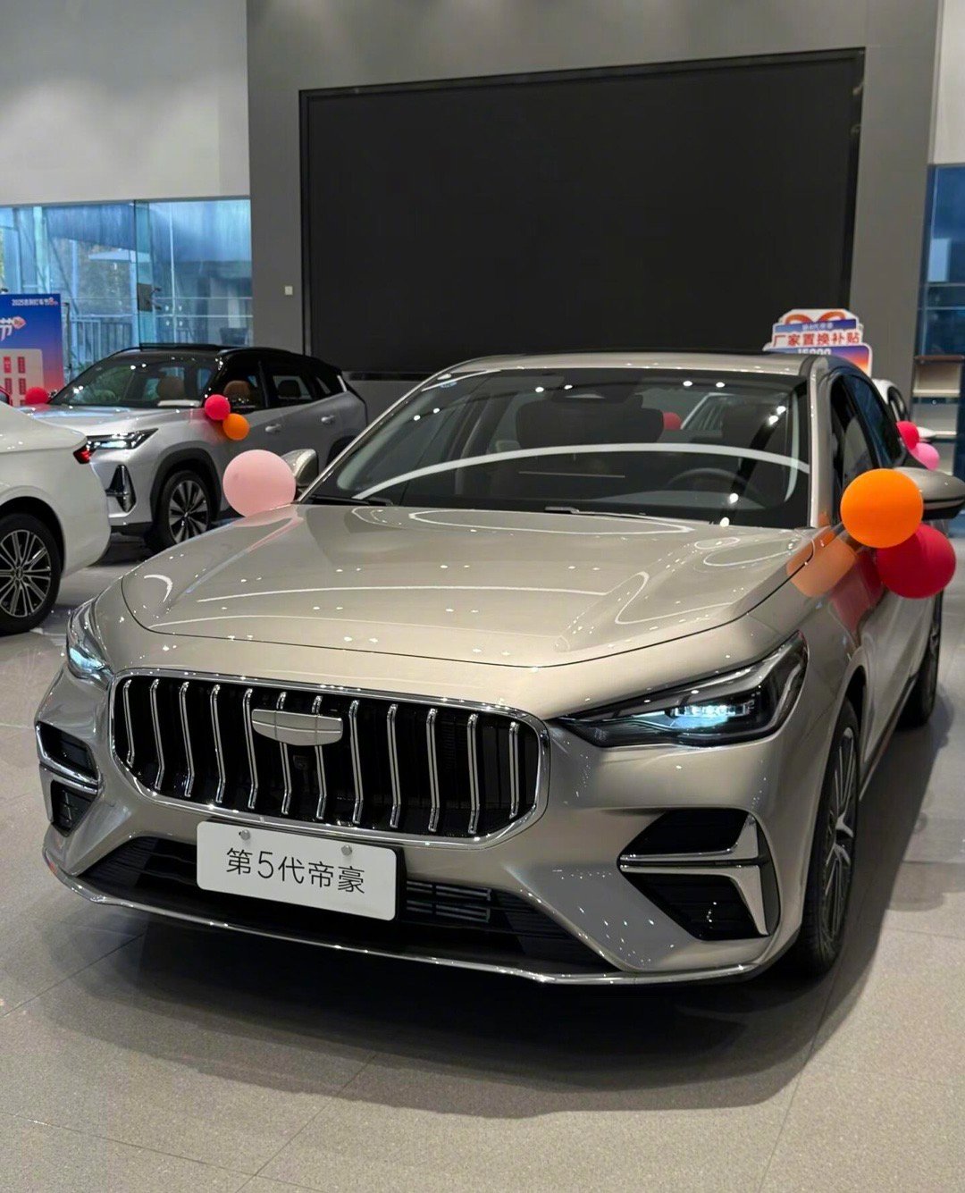 第五代帝豪🚘1️⃣外观：采用吉利4.0时代设计语言，直瀑式格栅、犀利灯组以及更