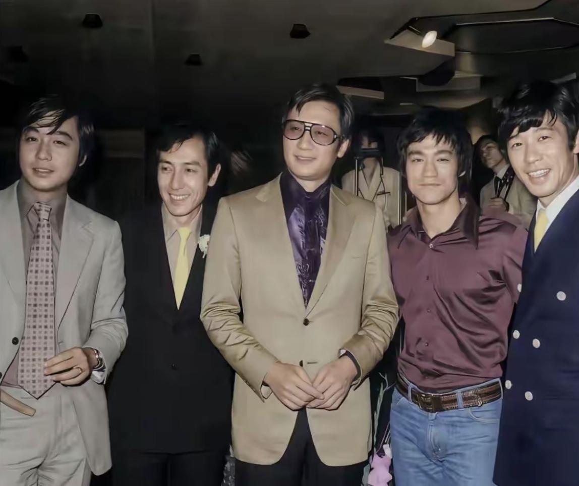 1972年，香港新雅夜总会开业庆典，一众圈内好友捧场留念。当年论国际名气李小龙无