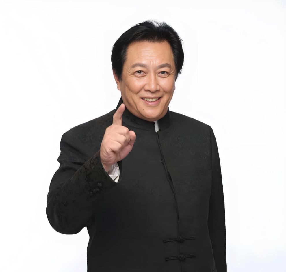 2006年，56岁的唐国强拍摄蓝翔广告，他仅用两句话就让这所不知名的民办技校，比