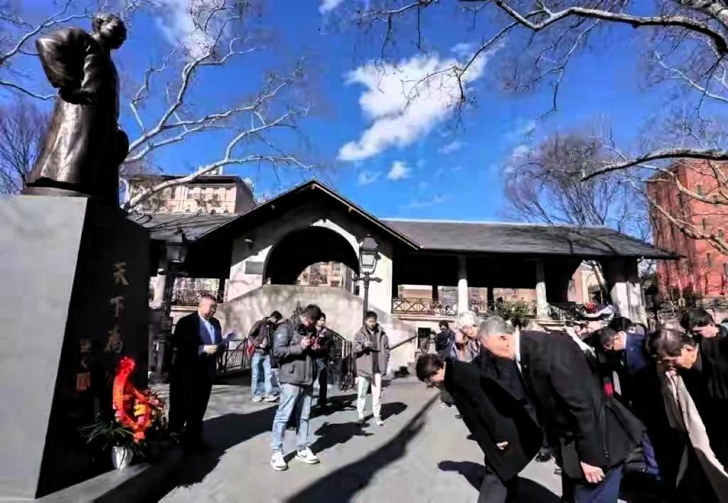 卢秀燕现在估计后槽牙都要咬碎了。他怎么也不会想到，才在纽约喊完话，竟然被人爆