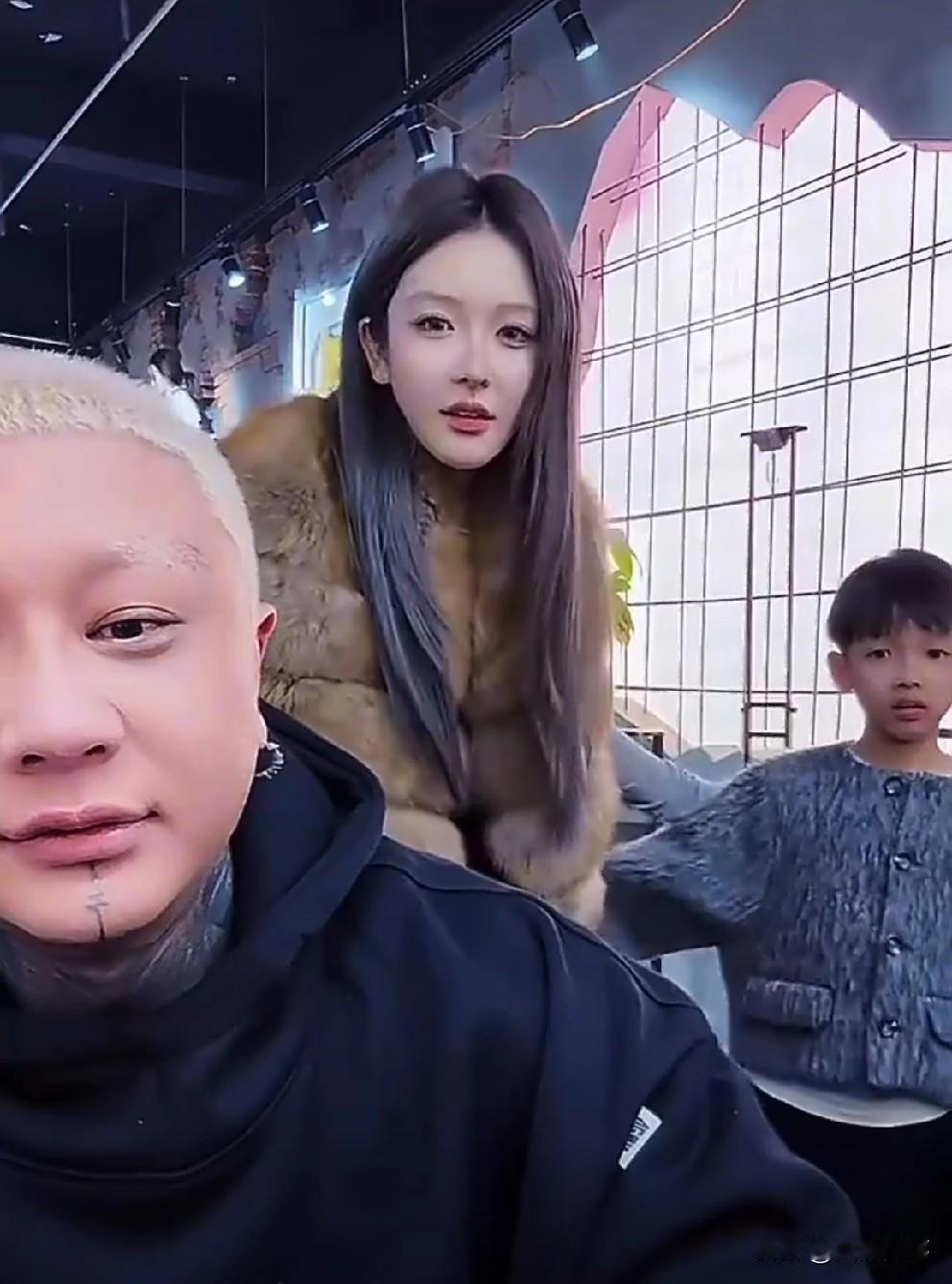 方丈、杜凤全家人同框出镜！方丈当面吃玛咖解K吓坏杜凤，深情献唱另杜凤动容哽咽。