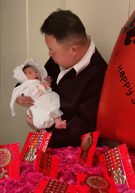 2月14日情人节，阎鹤祥购买了1314朵费洛伊德红玫瑰，送给自己的大小“情人”—