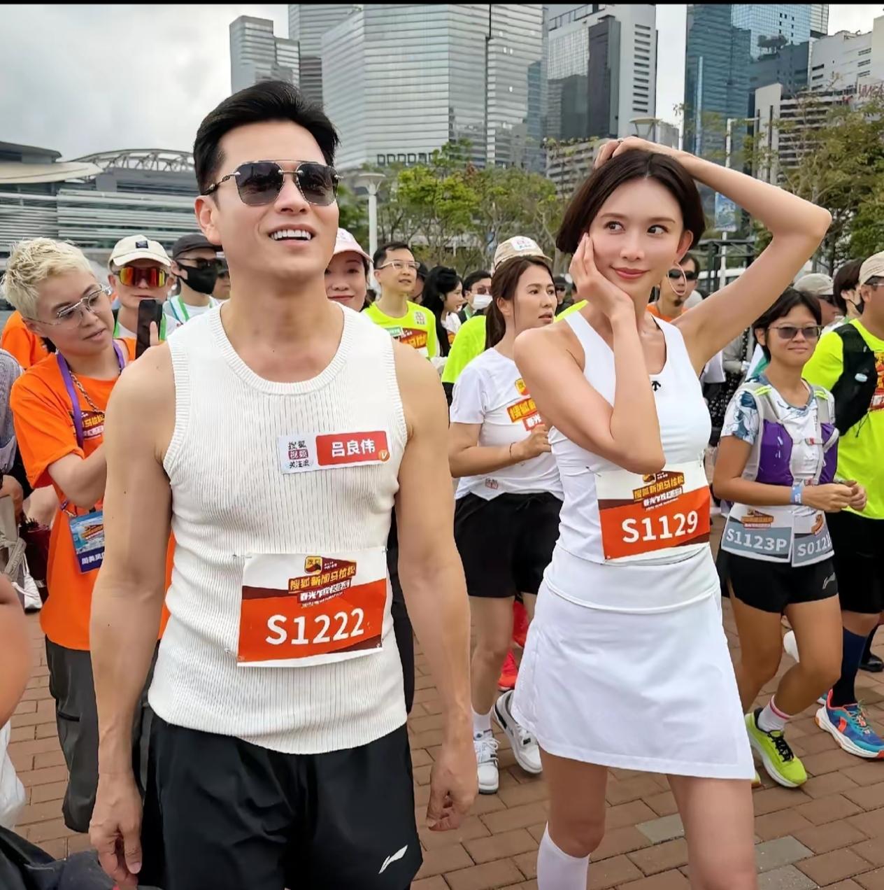 这真是70岁的吕良伟和51岁的林志玲吗？白背心上明明白白的写着名字应该假不了，紧