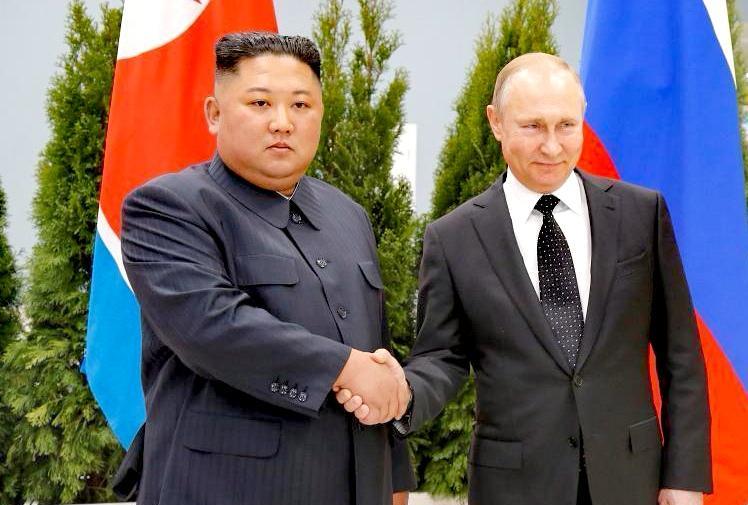 普京和金正恩握手，让美国为首的几个国家胆寒！普京和金正恩在北京会晤，同坐一辆车