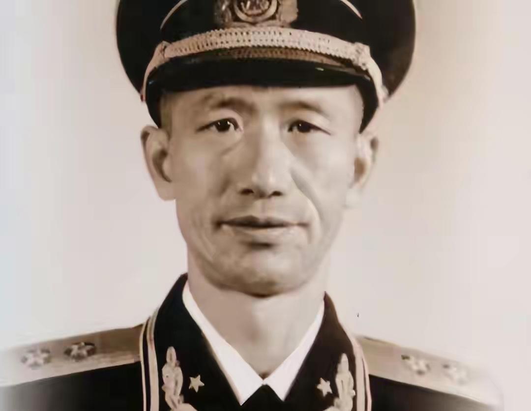 他是开国中将，战功赫赫，却经常被人低估。他智勇双全，历经长征、抗战与解放战争，解