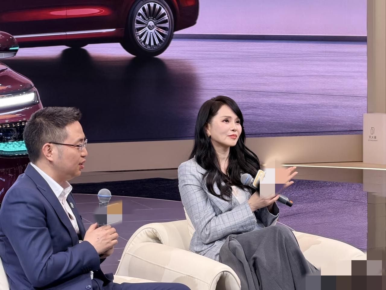 4月24日，伊能静现身北京车展，无修图下真实样子苹果肌有点肿大，和她自己晒出的精