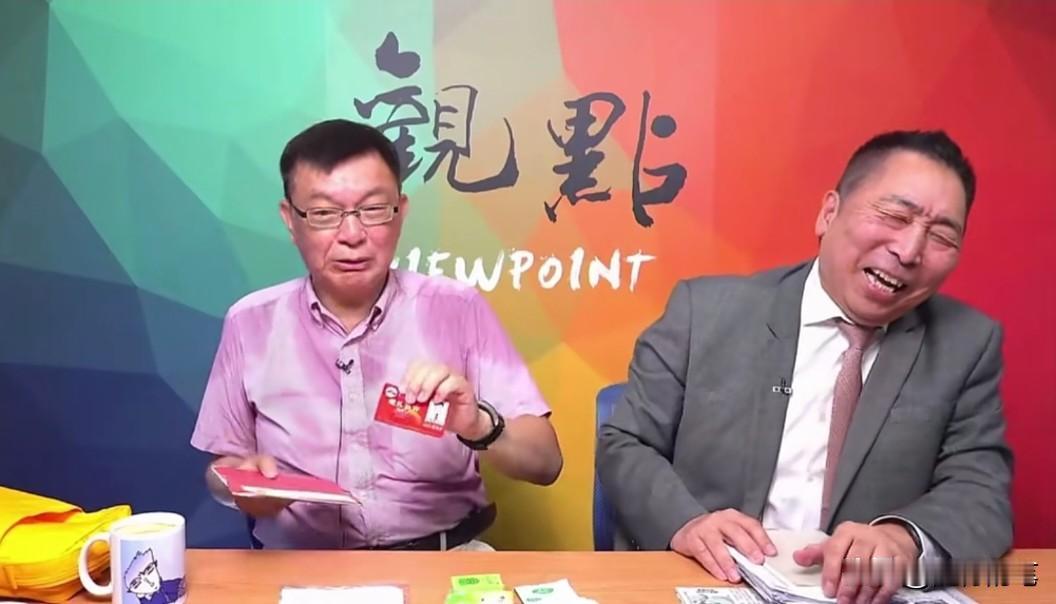 去看阅兵之前有多保密，回到台湾之后就有多高调。苑举正回到台湾第一天就上了唐湘