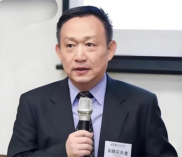 最近，经济学家卢麒元抛出一个问题，戳中了很多人的神经。他问，为什么十五五规划里，