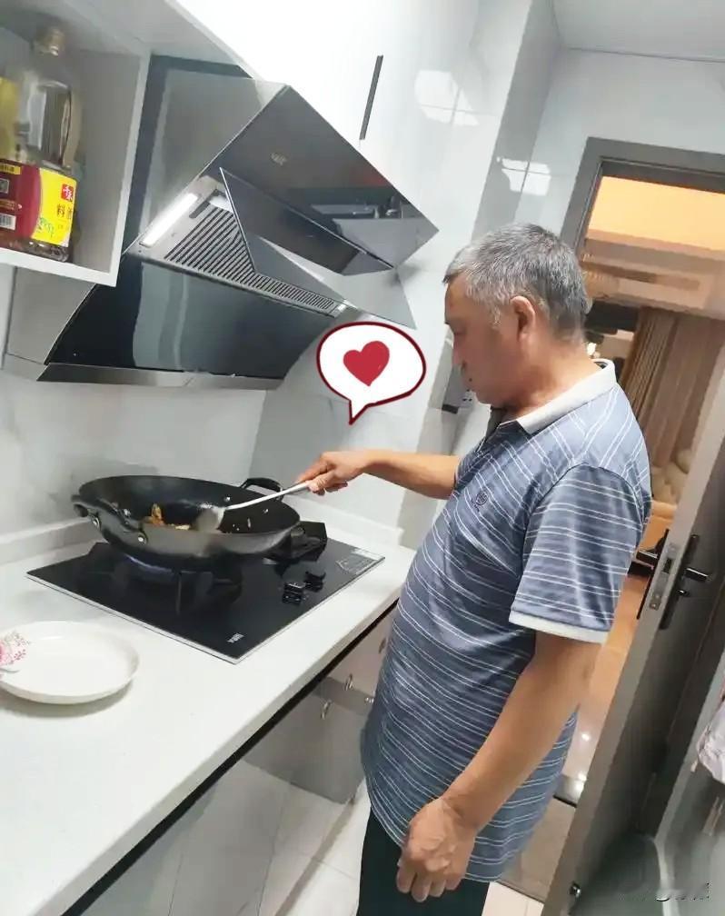 别人都怕跟公公住一起，我却巴不得公公能来家里住。我公公今年六十五，身子骨还
