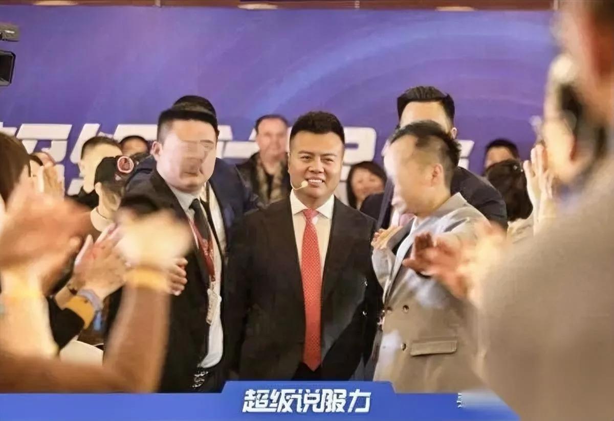 高中文凭敢称亚洲大师？点开才知是场荒诞骗局！一个高中毕业的人，竟自封“亚