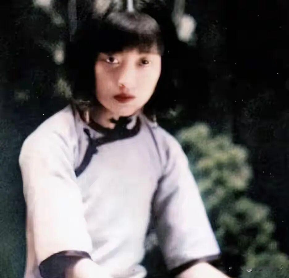 婉容天性活泼聪慧，内心敏感细腻。既喜爱旧时代的诗词书画，也追逐民国新潮事物。读书