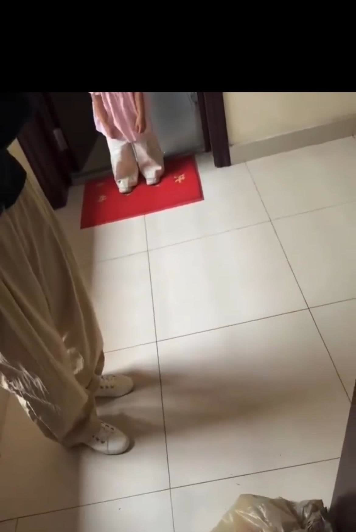 大家都来评评理：某女子每天早上将垃圾袋放在自家门口，上晚班出门时会把垃圾袋带走。