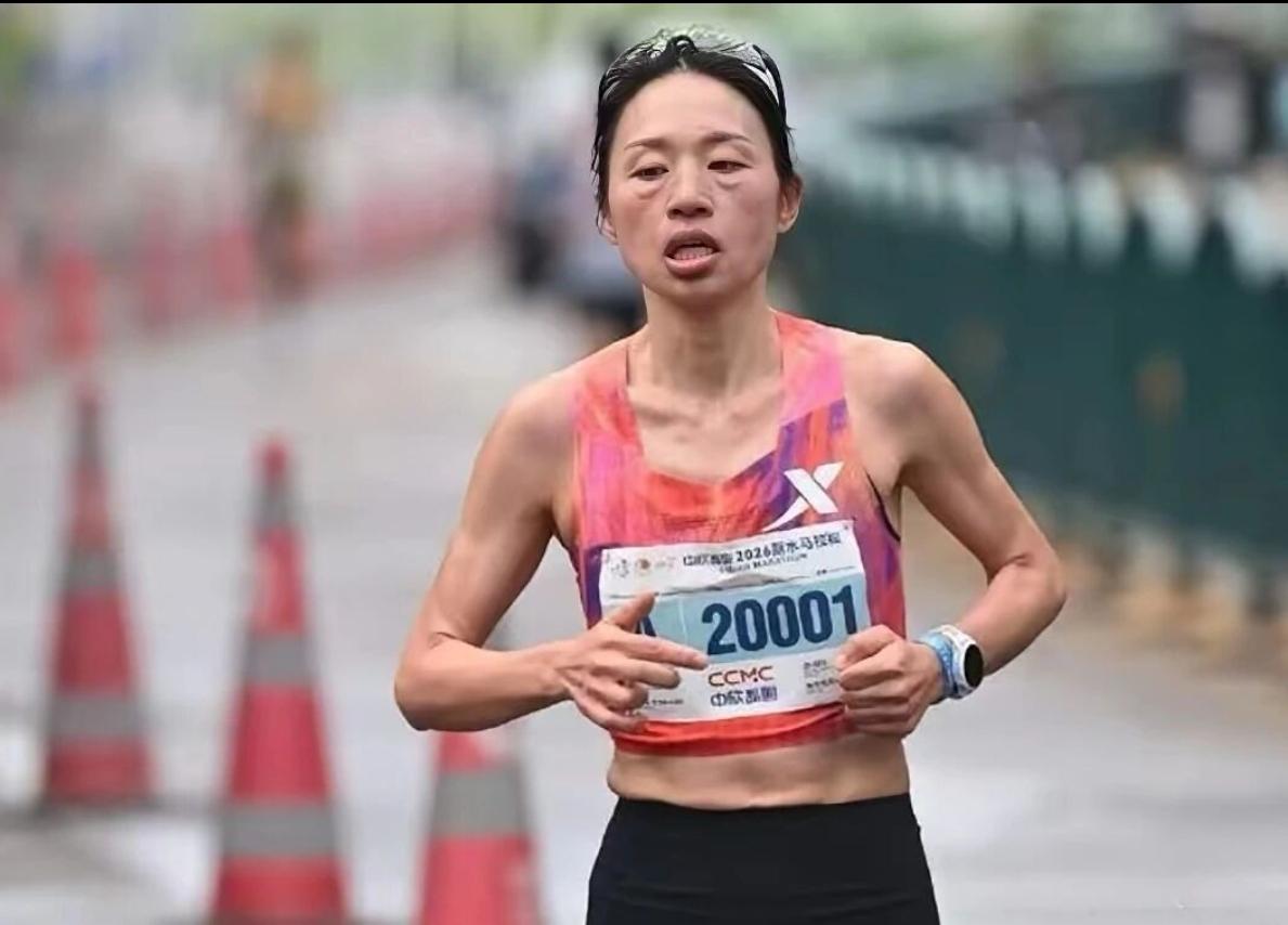 最近看张水华比赛照片，越看越揪心。对比张德顺、焦安静、李美珍，她赛场上的眼神和