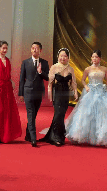 还是颖儿更权威，身高，颜值太突出了，娱乐圈里也算百花齐放，这一排全了，有其貌不扬